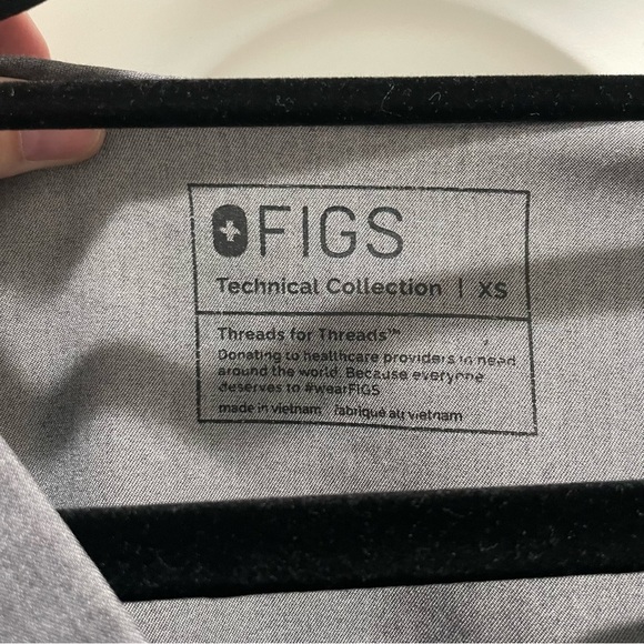 Figs Casma Three-Pocket Scrub Top™ in Graphite Grey XS - Picture 6 of 10